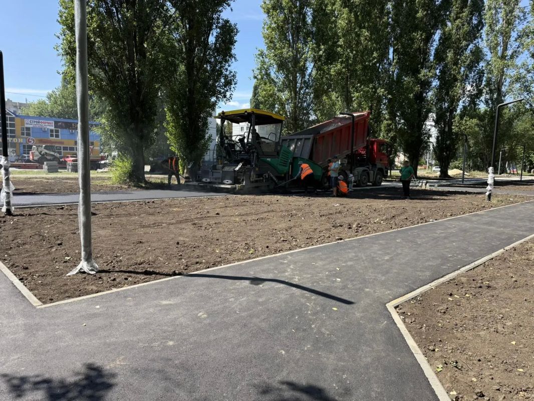 На Проспекте Героев у «Золушки» продолжается благоустройство нового сквера На Проспекте Героев у «Золушки» продолжается благоустройство нового сквера