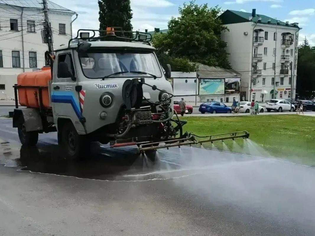 Уборка города. Коммунальные службы осуществляют уборку дорог и тротуаров, мойку и ремонт остановочных павильонов, уход за зелеными зонами, подбор мусора, а также ремонт дорожных знаков и ограждений Уборка города. Коммунальные службы осуществляют уборку дорог и тротуаров, мойку и ремонт остановочных павильонов, уход за зелеными зонами, подбор мусора, а также ремонт дорожных знаков и ограждений