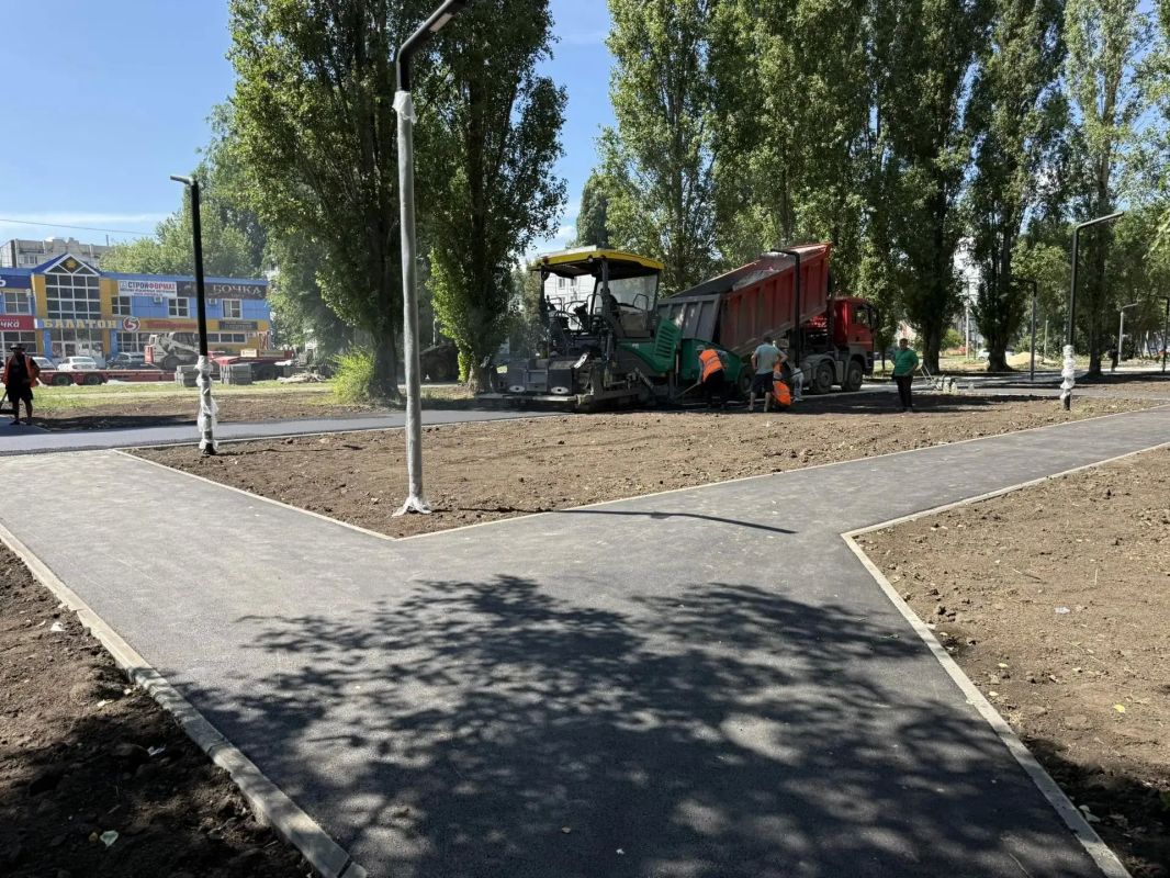 На Проспекте Героев у «Золушки» продолжается благоустройство нового сквера На Проспекте Героев у «Золушки» продолжается благоустройство нового сквера