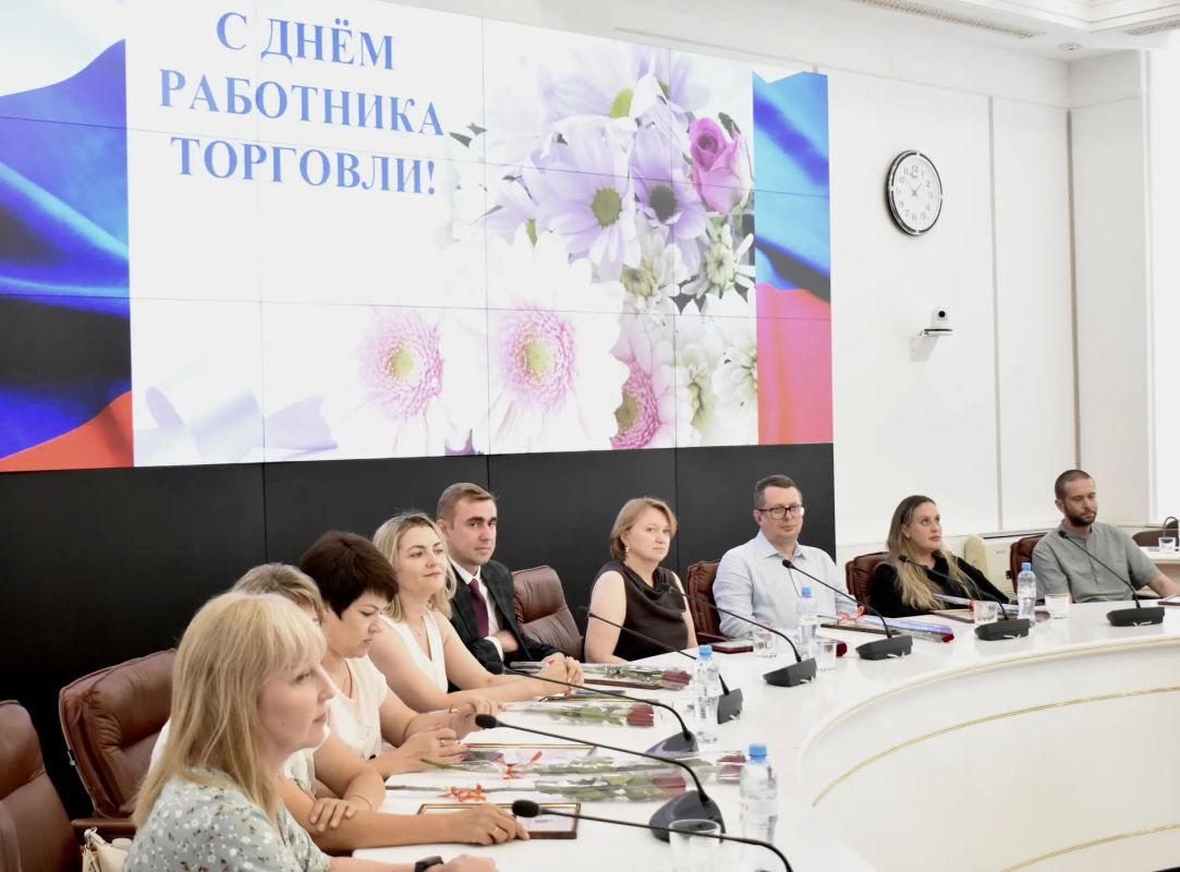 В преддверии Дня работника торговли в Правительстве области торжественно наградили работников отрасли В преддверии Дня работника торговли в Правительстве области торжественно наградили работников отрасли