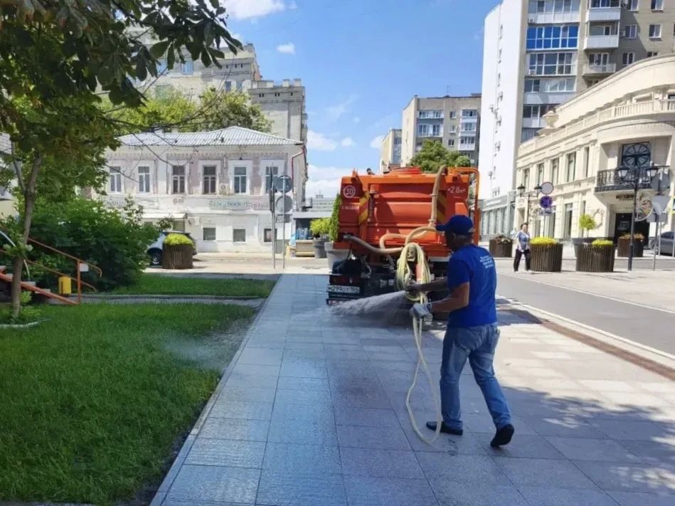 Уборка города. Коммунальные службы осуществляют уборку дорог и тротуаров, мойку и ремонт остановочных павильонов, уход за зелеными зонами, подбор мусора, а также ремонт дорожных знаков и ограждений