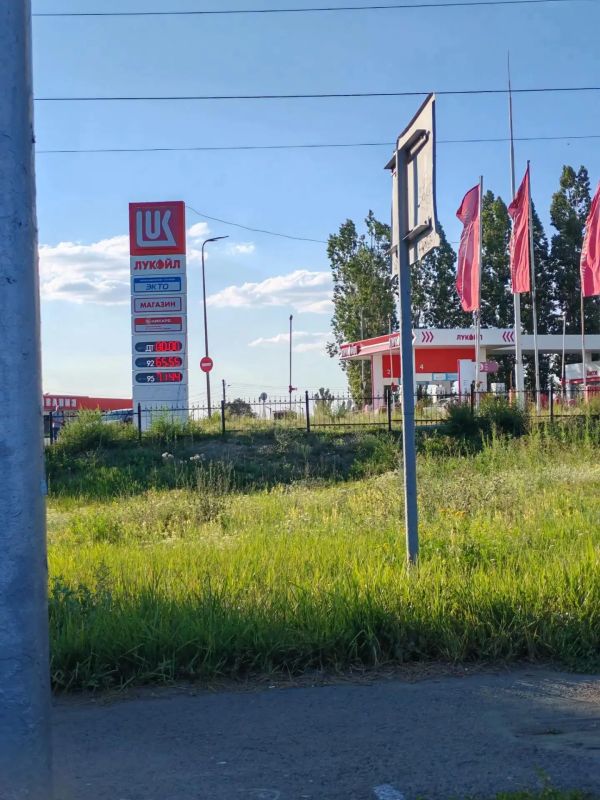 Топливный ажиотаж начал спадать: очереди к саратовским АЗС сокращаются Топливный ажиотаж начал спадать: очереди к саратовским АЗС сокращаются