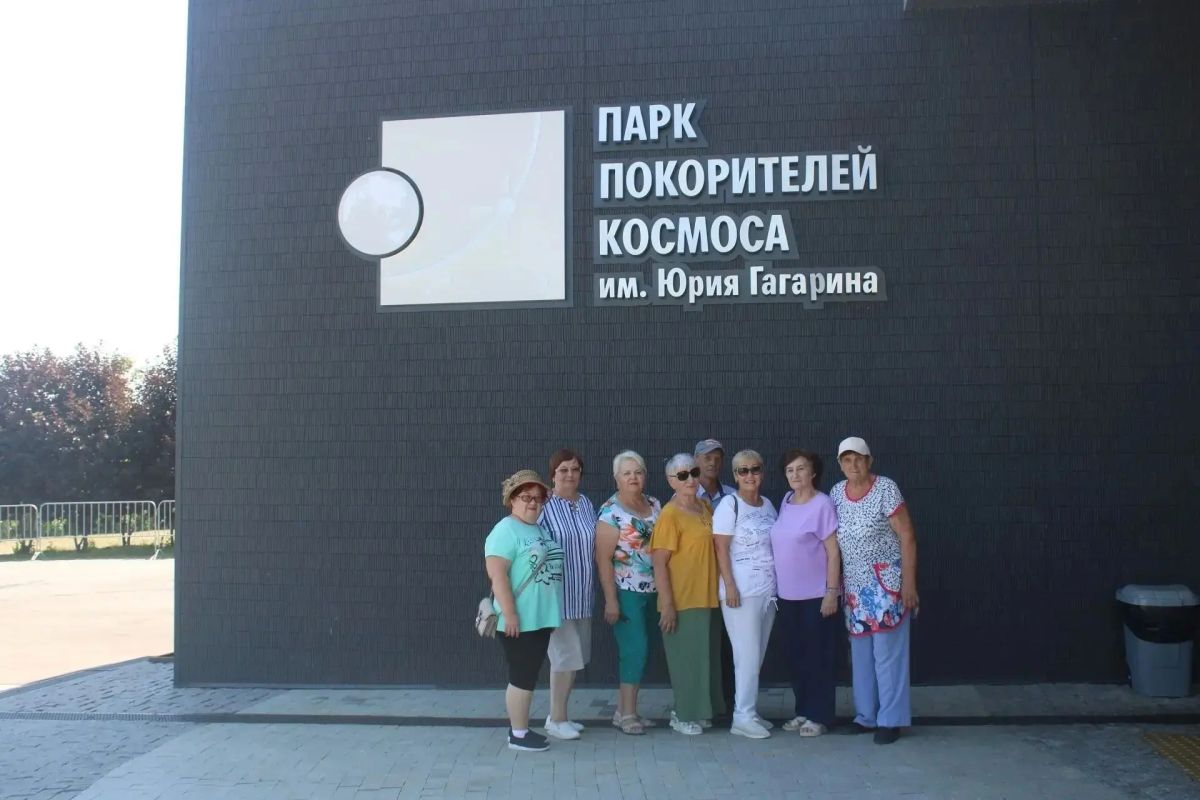 Старшие получатели социальных услуг из Ершова посетили Парк покорителей космоса Старшие получатели социальных услуг из Ершова посетили Парк покорителей космоса
