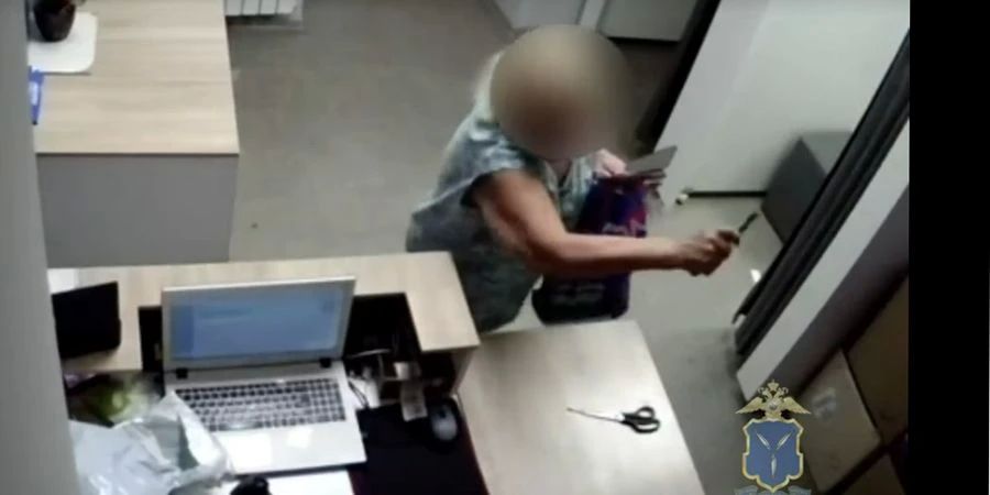 В Саратове 77-летняя старушка угрожала ножом девушке в ПВЗ за отказ выдать товар В Саратове 77-летняя старушка угрожала ножом девушке в ПВЗ за отказ выдать товар