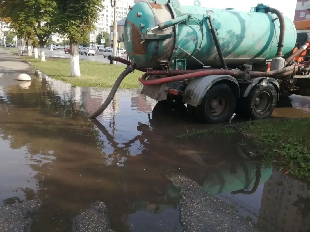 Уважаемые жители!. Силами МКУ «Городское хозяйство» проводятся работы по откачке дождевых вод с улиц города