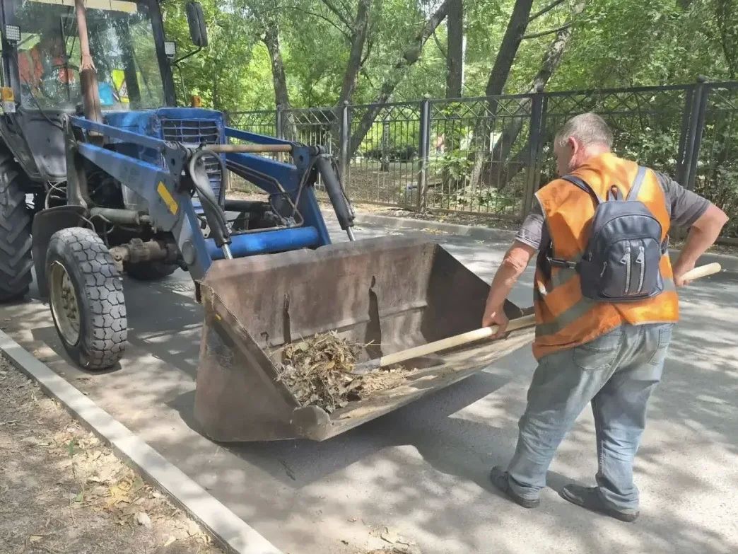 Уборка города. Коммунальные службы осуществляют уборку дорог и тротуаров, мойку и ремонт остановочных павильонов, уход за зелеными зонами, подбор мусора, а также ремонт дорожных знаков и ограждений Уборка города. Коммунальные службы осуществляют уборку дорог и тротуаров, мойку и ремонт остановочных павильонов, уход за зелеными зонами, подбор мусора, а также ремонт дорожных знаков и ограждений