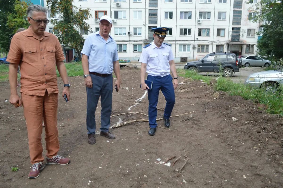 По распоряжению главы Балаковского района Сергея Барулина в городе продолжаются рейдовые мероприятия по территориям, которые не были приведены в порядок после вскрышных работ По распоряжению главы Балаковского района Сергея Барулина в городе продолжаются рейдовые мероприятия по территориям, которые не были приведены в порядок после вскрышных работ