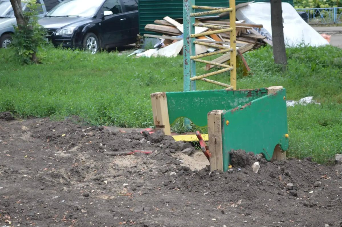 По распоряжению главы Балаковского района Сергея Барулина в городе продолжаются рейдовые мероприятия по территориям, которые не были приведены в порядок после вскрышных работ По распоряжению главы Балаковского района Сергея Барулина в городе продолжаются рейдовые мероприятия по территориям, которые не были приведены в порядок после вскрышных работ