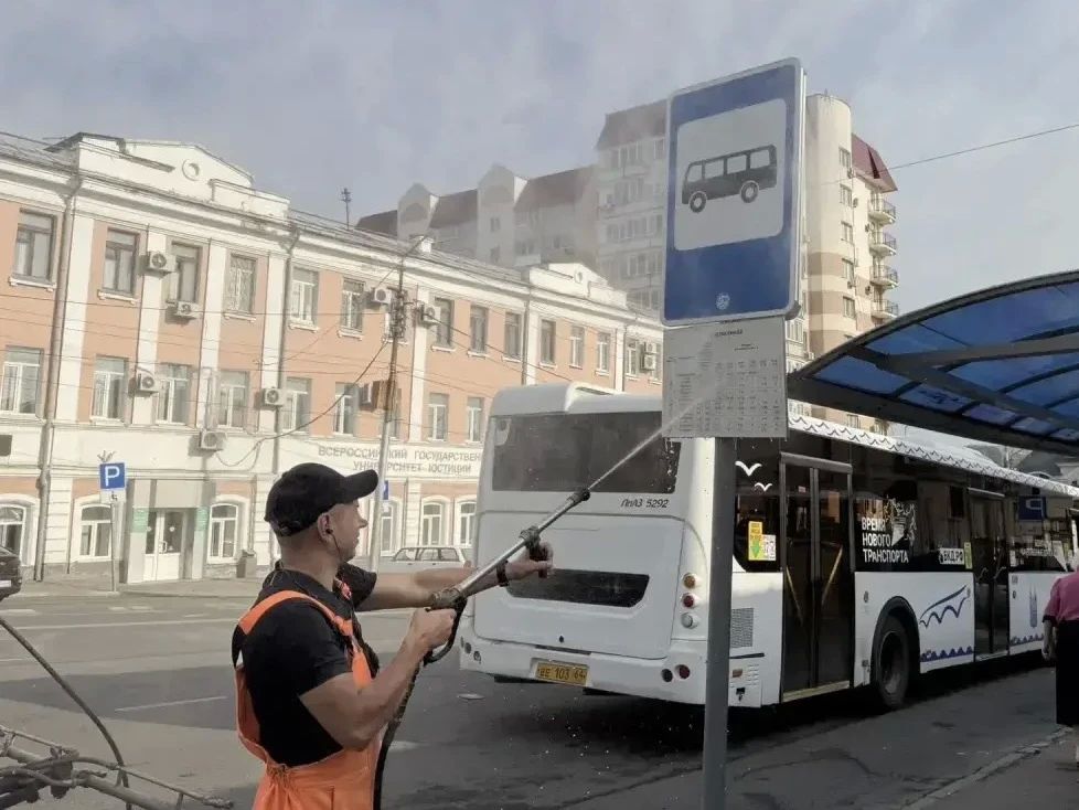 Уборка города. Коммунальные службы осуществляют уборку дорог и тротуаров, мойку и ремонт остановочных павильонов, уход за зелеными зонами, подбор мусора, а также ремонт дорожных знаков и ограждений