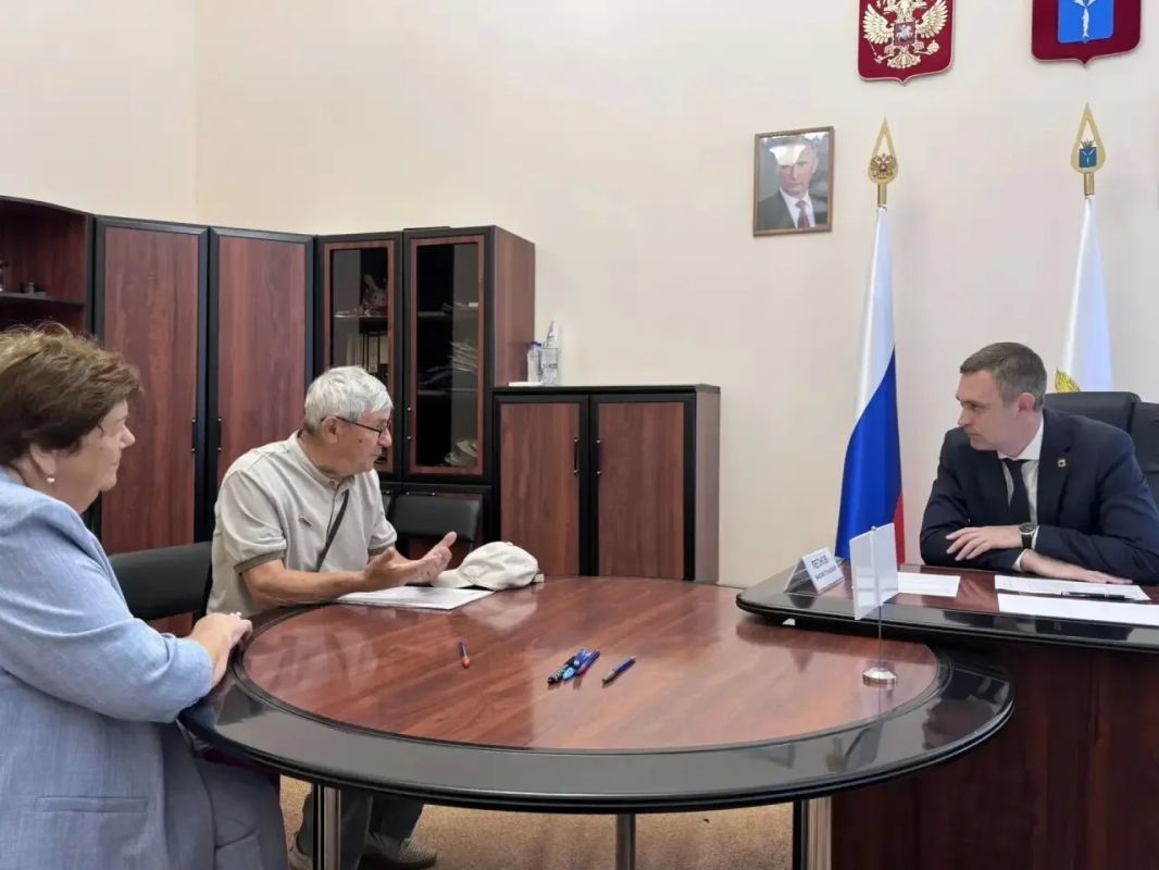 Вместе с заместителями и руководителями профильных комитетов провел личный прием граждан Вместе с заместителями и руководителями профильных комитетов провел личный прием граждан