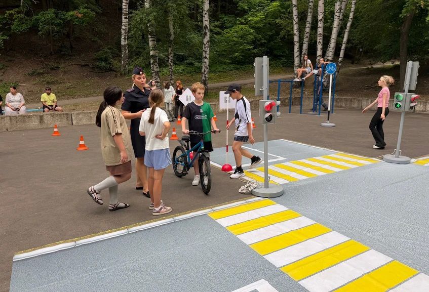 Автоинспекторы областного центра провели мероприятие в детском лагере Автоинспекторы областного центра провели мероприятие в детском лагере