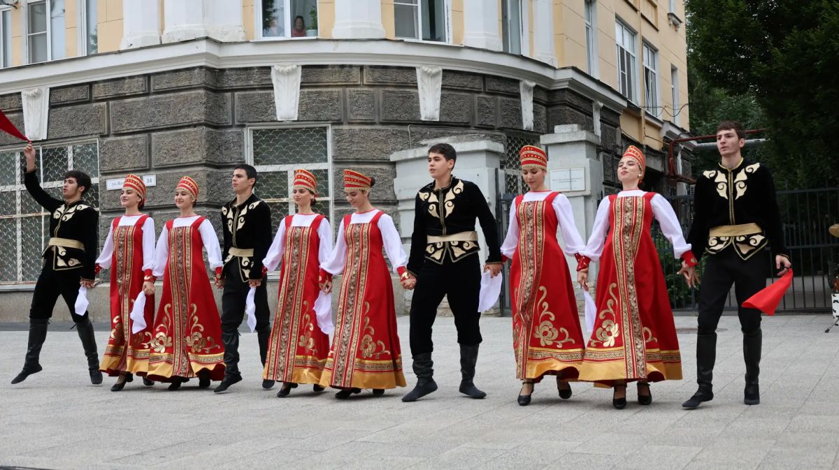 Праздник фольклора и национальных культур под названием «В семье единой» состоялся в Саратове Праздник фольклора и национальных культур под названием «В семье единой» состоялся в Саратове