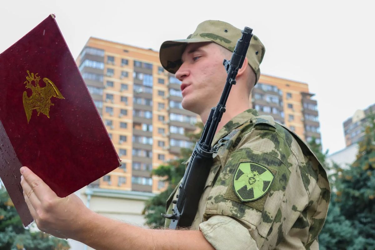 «...Торжественно присягаю на верность своему Отечеству — Российской Федерации!» «...Торжественно присягаю на верность своему Отечеству — Российской Федерации!»