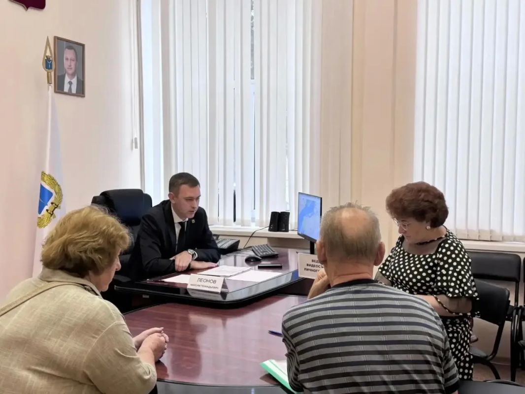 Вместе с заместителями и руководителями профильных комитетов провел личный прием граждан Вместе с заместителями и руководителями профильных комитетов провел личный прием граждан