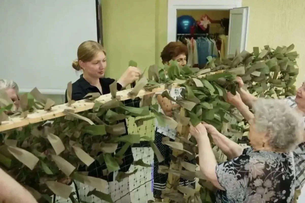 "Серебряные" волонтеры плетут маскировочные сети и шьют белье для фронта