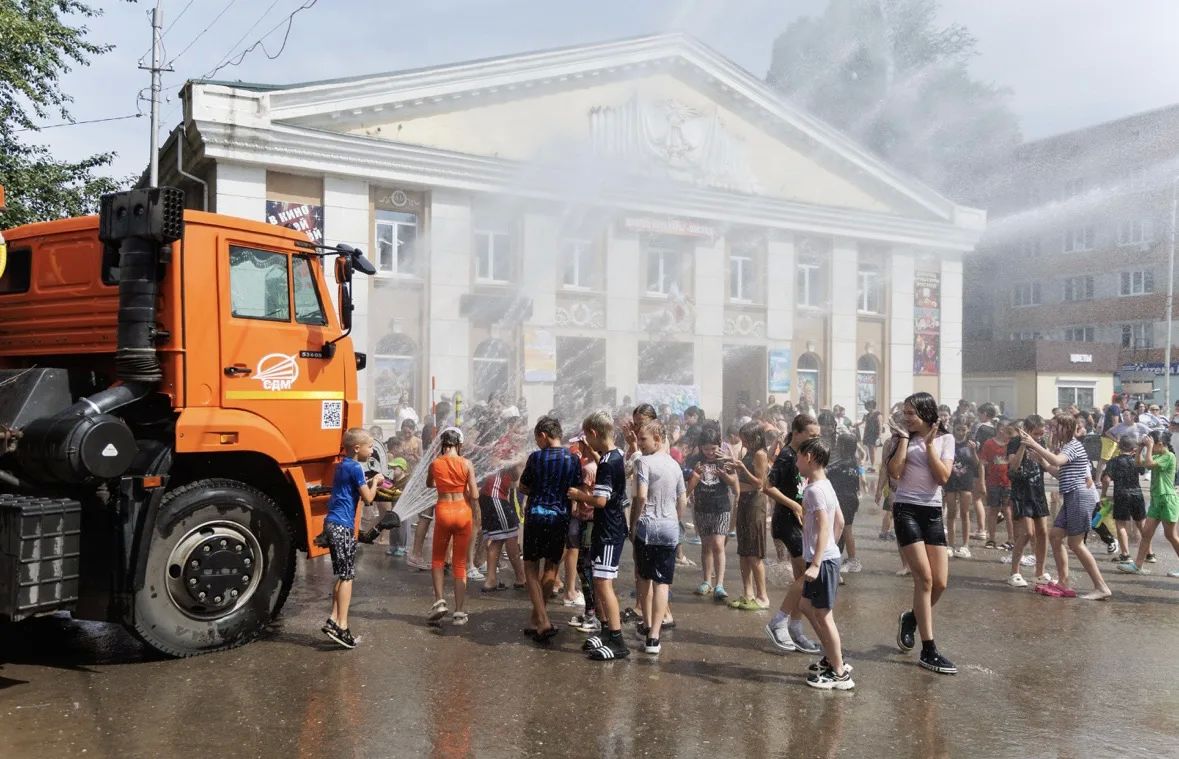 На площади Дворца культуры «Восход» состоялась театрализованная программа «Морские приключения», посвященная Дню Нептуна На площади Дворца культуры «Восход» состоялась театрализованная программа «Морские приключения», посвященная Дню Нептуна