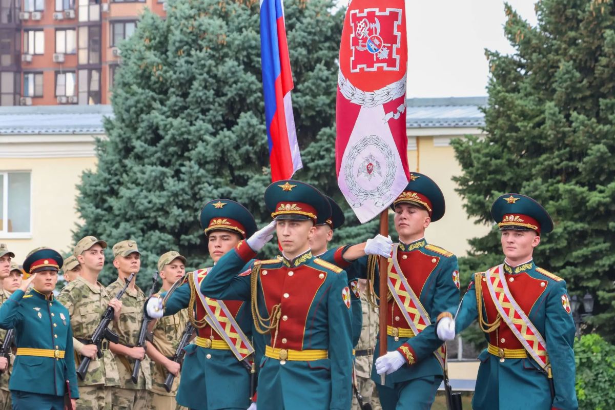 «...Торжественно присягаю на верность своему Отечеству — Российской Федерации!» «...Торжественно присягаю на верность своему Отечеству — Российской Федерации!»