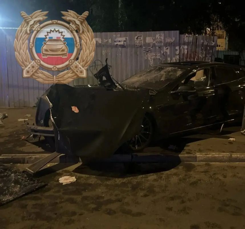 В Энгельсе пассажир «Теслы» погиб при столкновении со столбом В Энгельсе пассажир «Теслы» погиб при столкновении со столбом