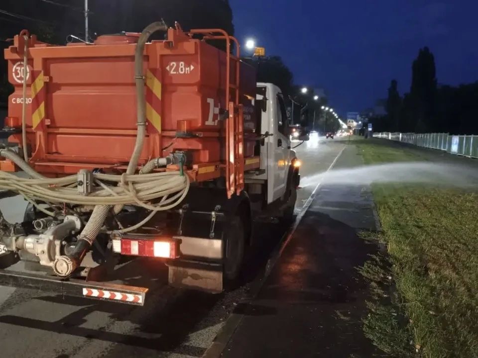 Уборка города. Коммунальные службы осуществляют уборку дорог и тротуаров, мойку и ремонт остановочных павильонов, уход за зелеными зонами, подбор мусора, а также ремонт дорожных знаков и ограждений Уборка города. Коммунальные службы осуществляют уборку дорог и тротуаров, мойку и ремонт остановочных павильонов, уход за зелеными зонами, подбор мусора, а также ремонт дорожных знаков и ограждений