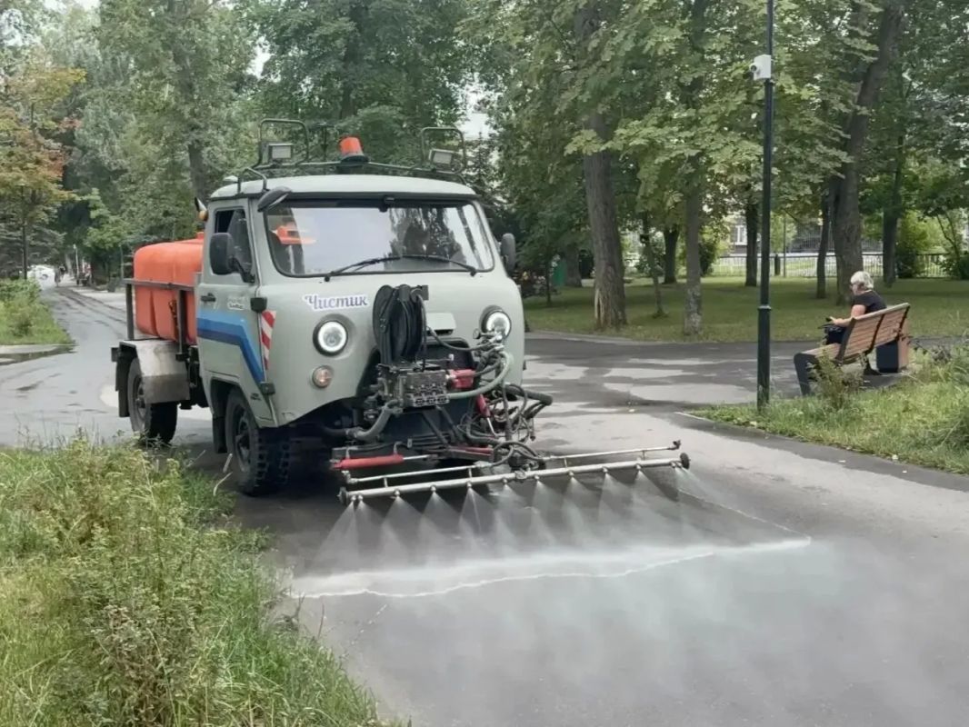Уборка города. Коммунальные службы осуществляют уборку дорог и тротуаров, мойку и ремонт остановочных павильонов, уход за зелеными зонами, подбор мусора, а также ремонт дорожных знаков и ограждений Уборка города. Коммунальные службы осуществляют уборку дорог и тротуаров, мойку и ремонт остановочных павильонов, уход за зелеными зонами, подбор мусора, а также ремонт дорожных знаков и ограждений