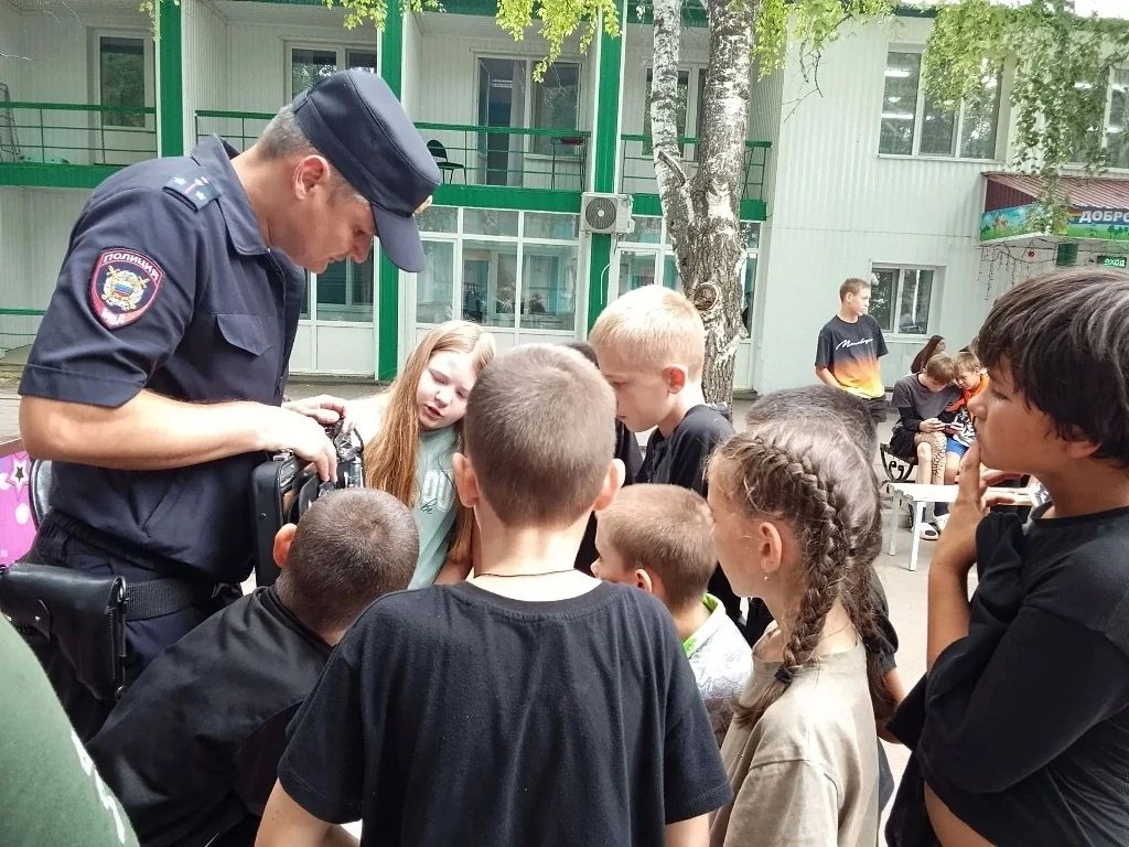 Тематические круглые столы – хорошо себя зарекомендовавший формат общения с несовершеннолетними, который на протяжении уже многих лет в профилактической работе используют сотрудники полиции и Общественный совет при МО МВД... Тематические круглые столы – хорошо себя зарекомендовавший формат общения с несовершеннолетними, который на протяжении уже многих лет в профилактической работе используют сотрудники полиции и Общественный совет при МО МВД...