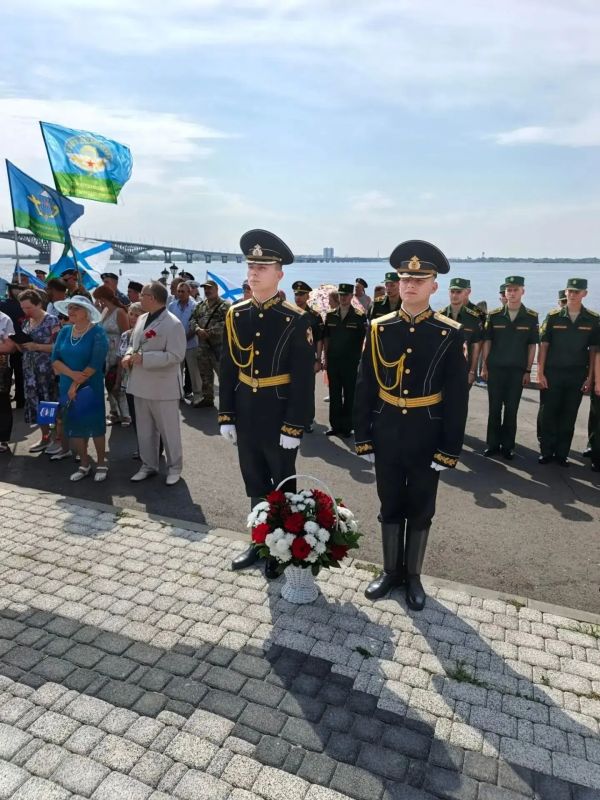 Саратовцы отметили День Военно-морского флота России Саратовцы отметили День Военно-морского флота России
