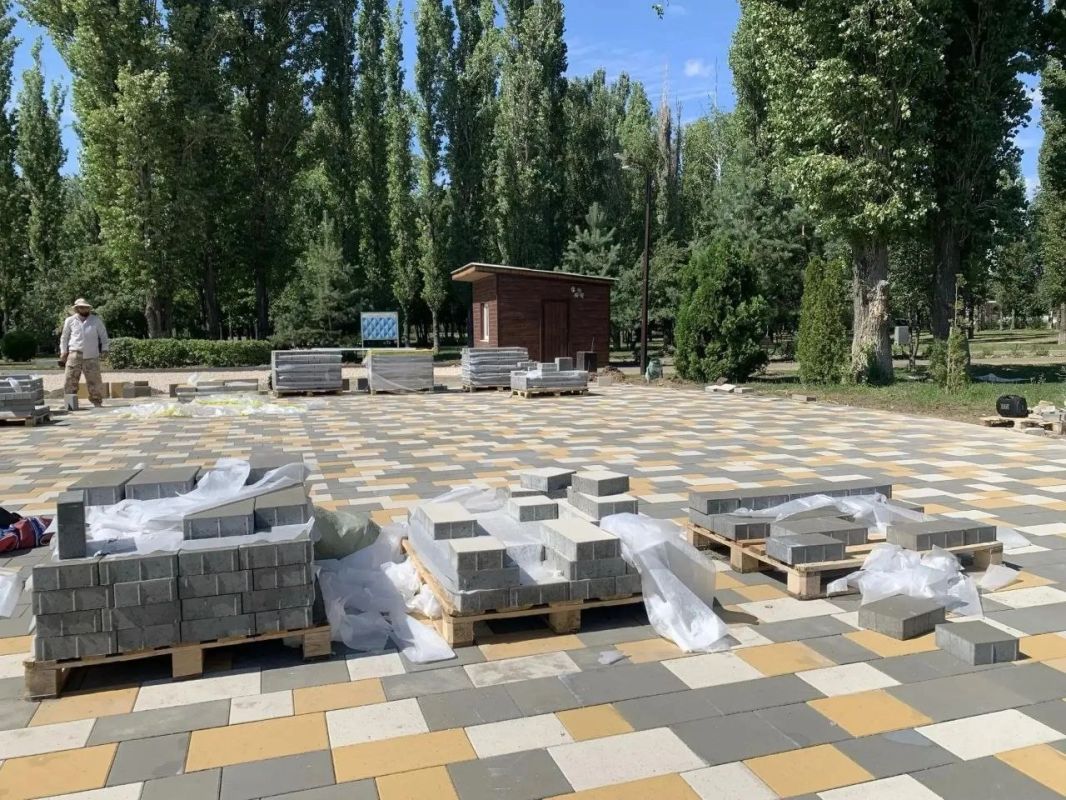 Рабочие начали укладывать плитку на событийной площади в городском парке Рабочие начали укладывать плитку на событийной площади в городском парке
