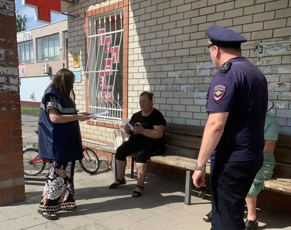 В Калининске полицейские и дружинники в рамках акции #ТвояБезопасность провели профилактические беседы с жителями В Калининске полицейские и дружинники в рамках акции #ТвояБезопасность провели профилактические беседы с жителями