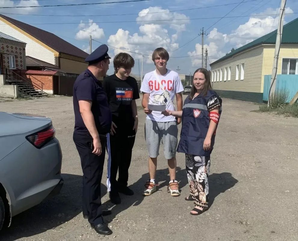 В Калининске полицейские и дружинники в рамках акции #ТвояБезопасность провели профилактические беседы с жителями В Калининске полицейские и дружинники в рамках акции #ТвояБезопасность провели профилактические беседы с жителями