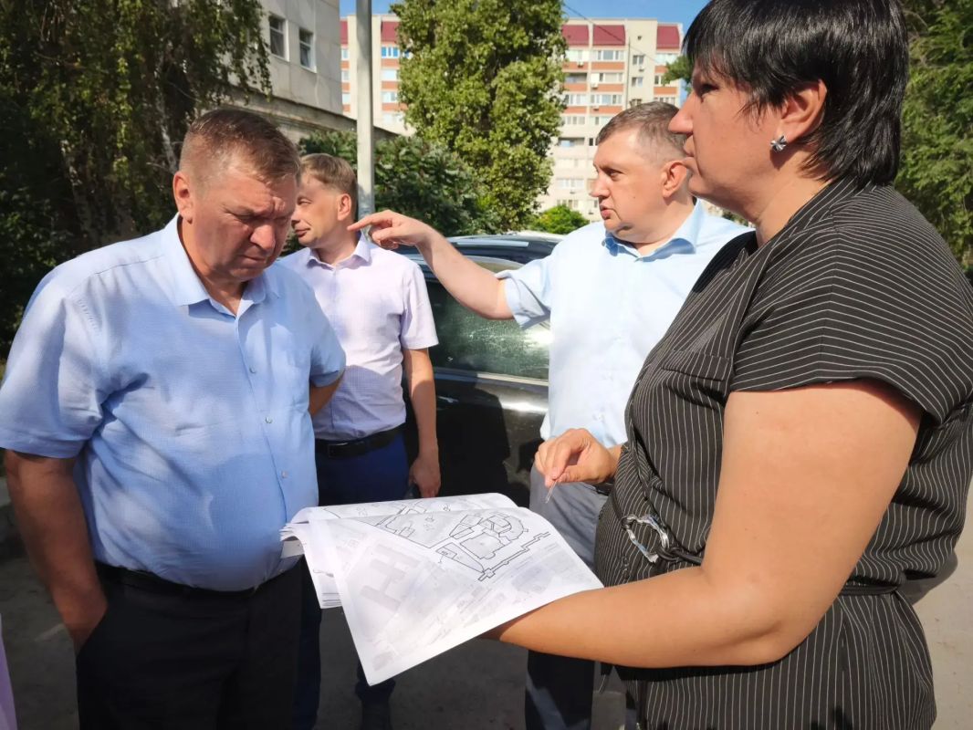 Во исполнение поручения главы района Максима Леонова профильными службами активизирована работа по комплексному благоустройству нескольких кварталов, которые находятся вблизи «Бульвара роз» Во исполнение поручения главы района Максима Леонова профильными службами активизирована работа по комплексному благоустройству нескольких кварталов, которые находятся вблизи «Бульвара роз»
