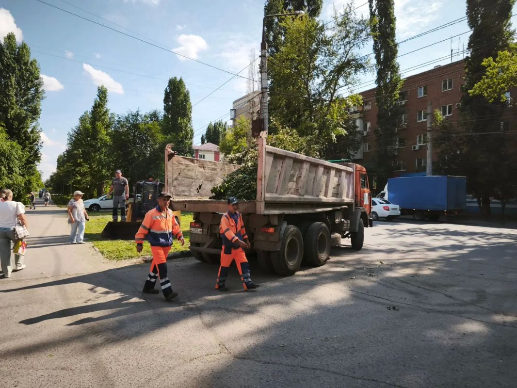 Во исполнение поручения главы района Максима Леонова профильными службами активизирована работа по комплексному благоустройству нескольких кварталов, которые находятся вблизи «Бульвара роз» Во исполнение поручения главы района Максима Леонова профильными службами активизирована работа по комплексному благоустройству нескольких кварталов, которые находятся вблизи «Бульвара роз»
