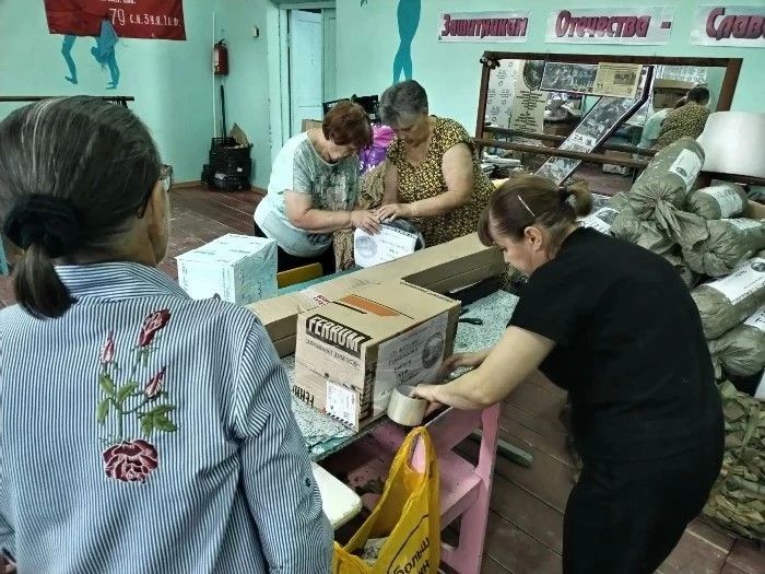 Клуб «Кому за 60»: пенсионеры из Турковского района собрали гуманитарную помощь на передовую Клуб «Кому за 60»: пенсионеры из Турковского района собрали гуманитарную помощь на передовую