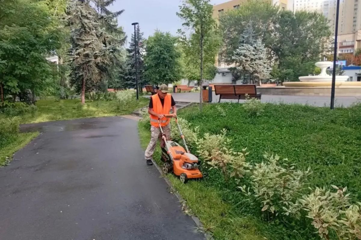 Уборка города. Коммунальные службы осуществляют уборку дорог и тротуаров, мойку и ремонт остановочных павильонов, уход за зелеными зонами, подбор мусора, а также ремонт дорожных знаков и ограждений Уборка города. Коммунальные службы осуществляют уборку дорог и тротуаров, мойку и ремонт остановочных павильонов, уход за зелеными зонами, подбор мусора, а также ремонт дорожных знаков и ограждений