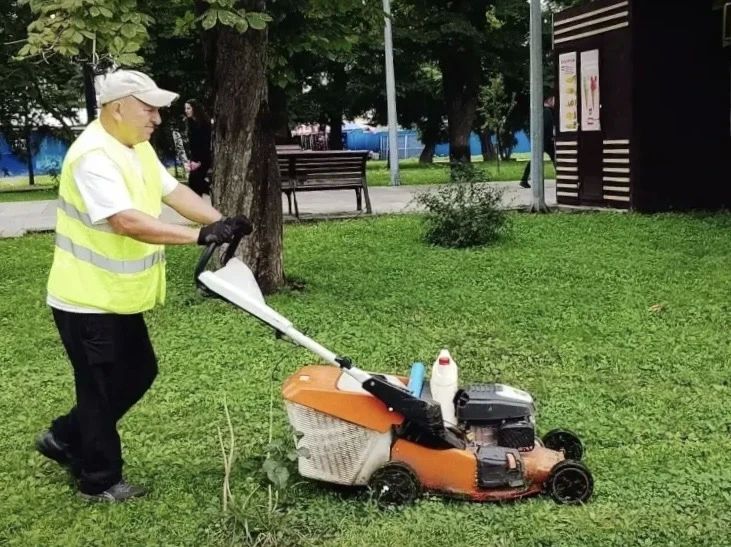 Уборка города. Коммунальные службы осуществляют уборку дорог и тротуаров, мойку и ремонт остановочных павильонов, уход за зелеными зонами, подбор мусора, а также ремонт дорожных знаков и ограждений Уборка города. Коммунальные службы осуществляют уборку дорог и тротуаров, мойку и ремонт остановочных павильонов, уход за зелеными зонами, подбор мусора, а также ремонт дорожных знаков и ограждений