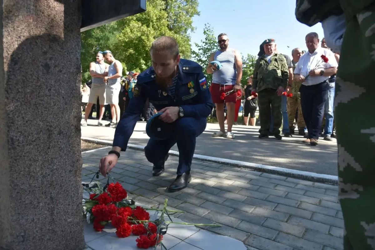 В Балаково состоялись памятные и торжественные мероприятия, приуроченные к 96-й годовщине со дня образования Воздушно-десантных войск Российской Федерации В Балаково состоялись памятные и торжественные мероприятия, приуроченные к 96-й годовщине со дня образования Воздушно-десантных войск Российской Федерации
