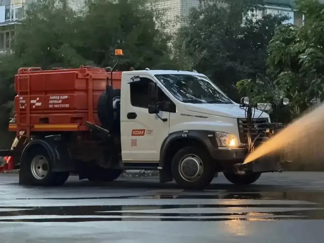 Уборка города. Коммунальные службы осуществляют уборку дорог и тротуаров, мойку и ремонт остановочных павильонов, уход за зелеными зонами, подбор мусора, а также ремонт дорожных знаков и ограждений