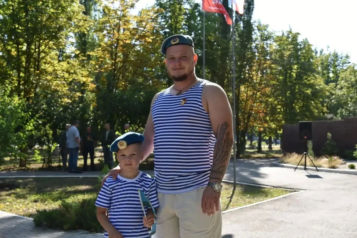 В Балаково состоялись памятные и торжественные мероприятия, приуроченные к 96-й годовщине со дня образования Воздушно-десантных войск Российской Федерации В Балаково состоялись памятные и торжественные мероприятия, приуроченные к 96-й годовщине со дня образования Воздушно-десантных войск Российской Федерации