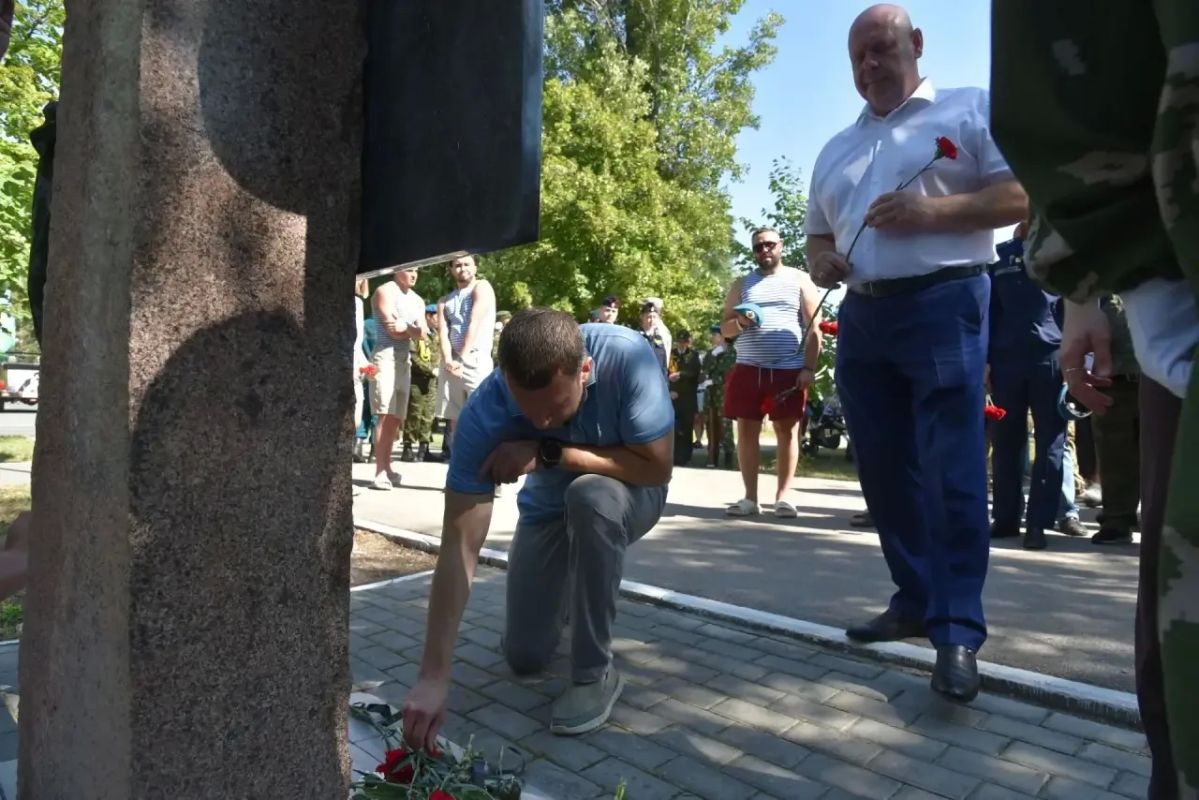 В Балаково состоялись памятные и торжественные мероприятия, приуроченные к 96-й годовщине со дня образования Воздушно-десантных войск Российской Федерации В Балаково состоялись памятные и торжественные мероприятия, приуроченные к 96-й годовщине со дня образования Воздушно-десантных войск Российской Федерации
