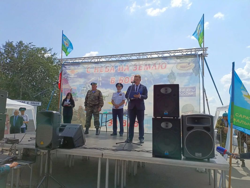 В Саратове отметили День Воздушно-десантных войск России В Саратове отметили День Воздушно-десантных войск России