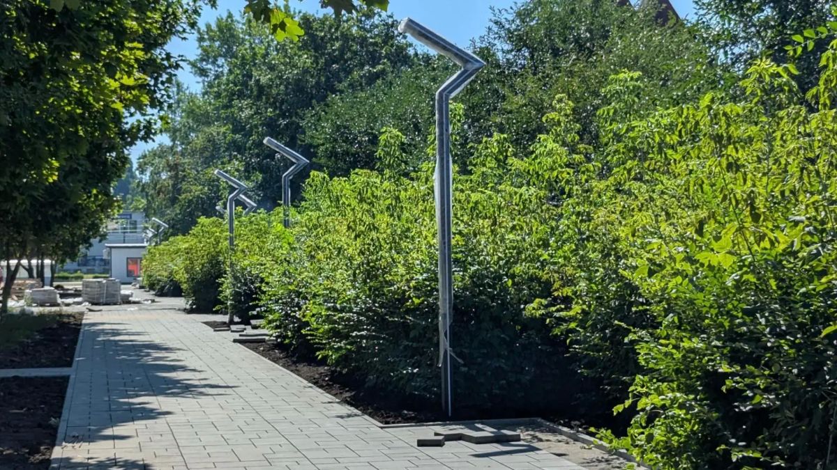 В сквере имени Вячеслава Малярова укладывают плитку на пешеходных дорожках В сквере имени Вячеслава Малярова укладывают плитку на пешеходных дорожках