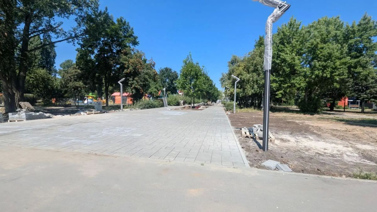 В сквере имени Вячеслава Малярова укладывают плитку на пешеходных дорожках В сквере имени Вячеслава Малярова укладывают плитку на пешеходных дорожках