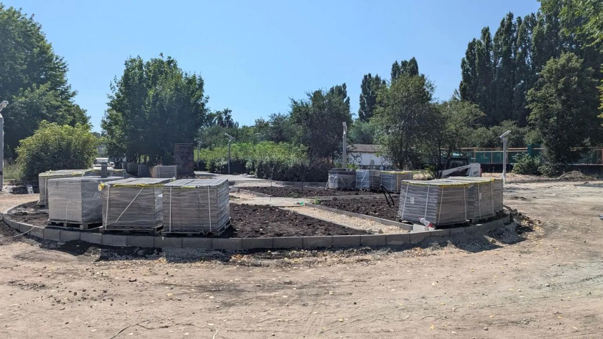 В сквере имени Вячеслава Малярова укладывают плитку на пешеходных дорожках В сквере имени Вячеслава Малярова укладывают плитку на пешеходных дорожках