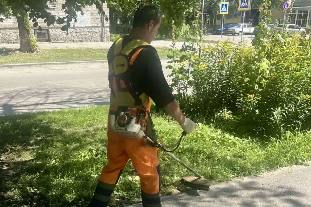 Уборка города. Коммунальные службы осуществляют уборку дорог и тротуаров, мойку и ремонт остановочных павильонов, уход за зелеными зонами, подбор мусора, а также ремонт дорожных знаков и ограждений Уборка города. Коммунальные службы осуществляют уборку дорог и тротуаров, мойку и ремонт остановочных павильонов, уход за зелеными зонами, подбор мусора, а также ремонт дорожных знаков и ограждений