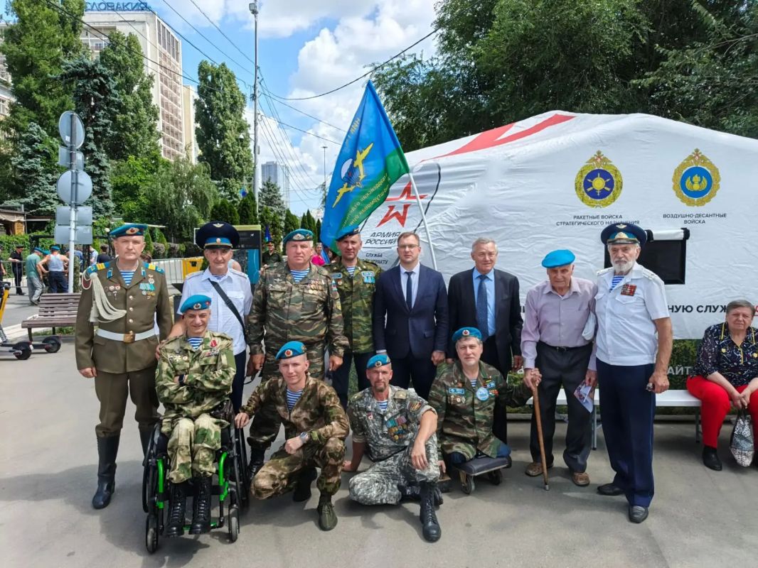 В Саратове отметили День Воздушно-десантных войск России В Саратове отметили День Воздушно-десантных войск России