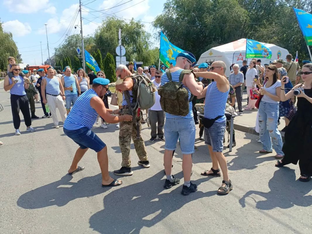 В Саратове отметили День Воздушно-десантных войск России В Саратове отметили День Воздушно-десантных войск России