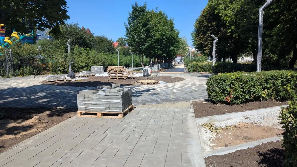 В сквере имени Вячеслава Малярова укладывают плитку на пешеходных дорожках В сквере имени Вячеслава Малярова укладывают плитку на пешеходных дорожках
