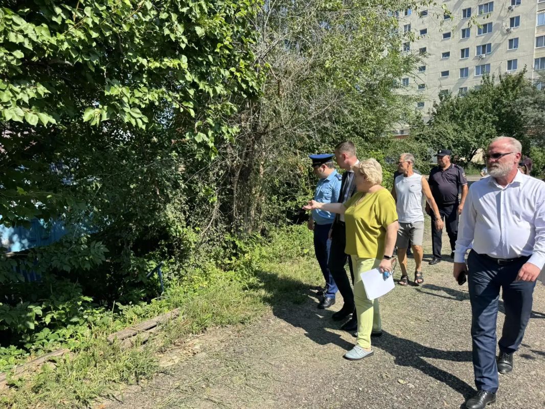В рамках рассмотрения обращения граждан проживающих по ул. Новоузенская, вместе с прокурором города Энгельса Романом Яценко накануне выехали на проблемный участок В рамках рассмотрения обращения граждан проживающих по ул. Новоузенская, вместе с прокурором города Энгельса Романом Яценко накануне выехали на проблемный участок