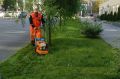 Уборка города. Коммунальные службы осуществляют уборку дорог и тротуаров, мойку и ремонт остановочных павильонов, уход за зелеными зонами, подбор мусора, а также ремонт дорожных знаков и ограждений