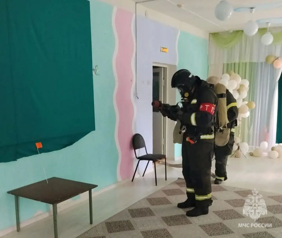 В селе Воскресенское проведены учения на здании детского сада "Колосок" В селе Воскресенское проведены учения на здании детского сада "Колосок"