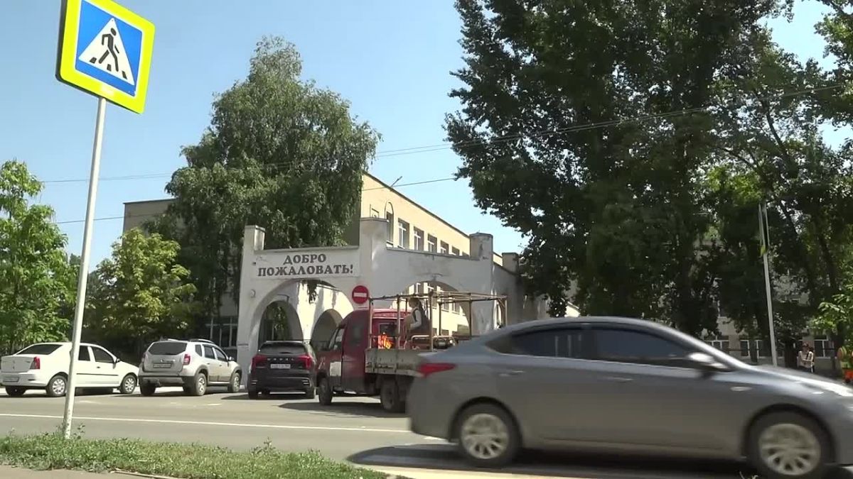 В Энгельсе впервые за долгое время устанавливают предупреждающие макеты у социальных объектов